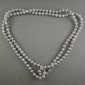 Elegante Silberkugelkette mit Rosendekor – Zeitlose Romantik