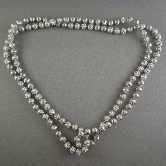 Elegante Silberkugelkette mit Rosendekor – Zeitlose Romantik