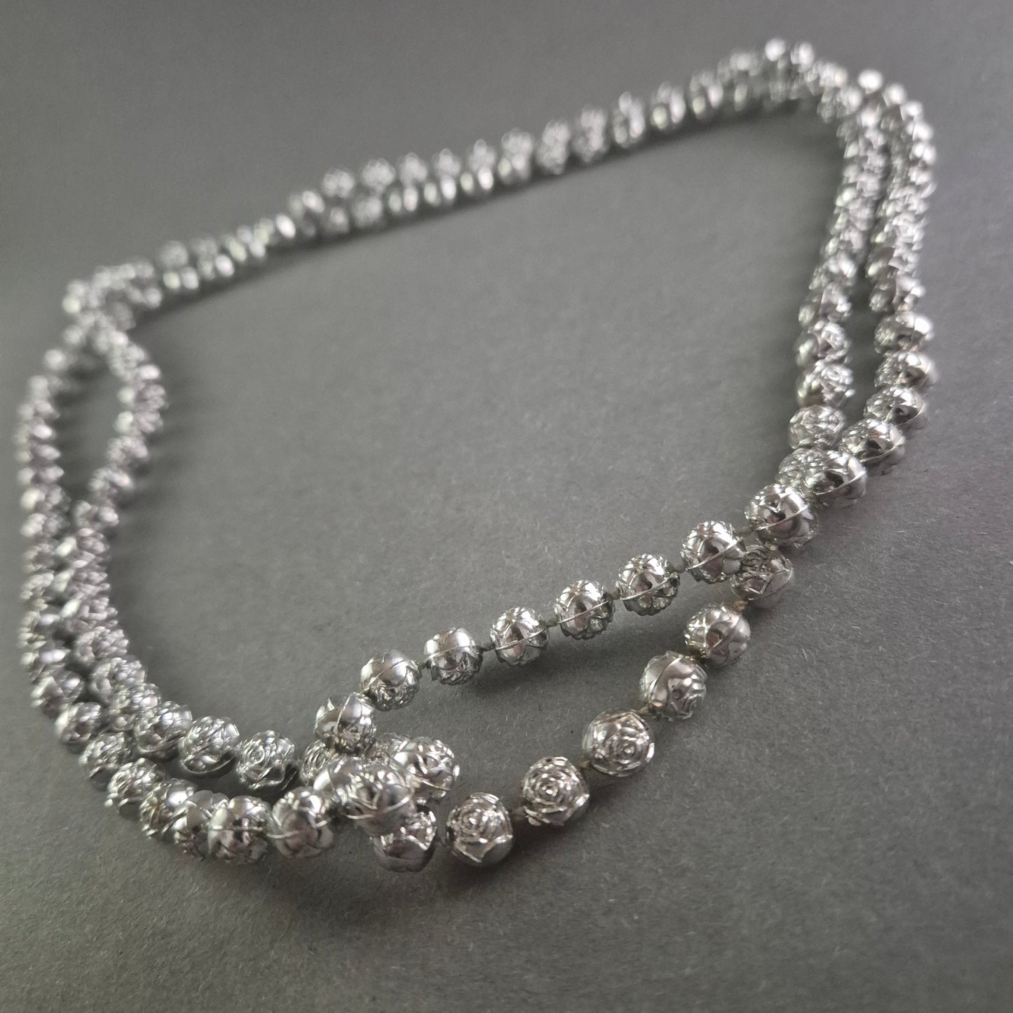 Elegante Silberkugelkette mit Rosendekor – Zeitlose Romantik