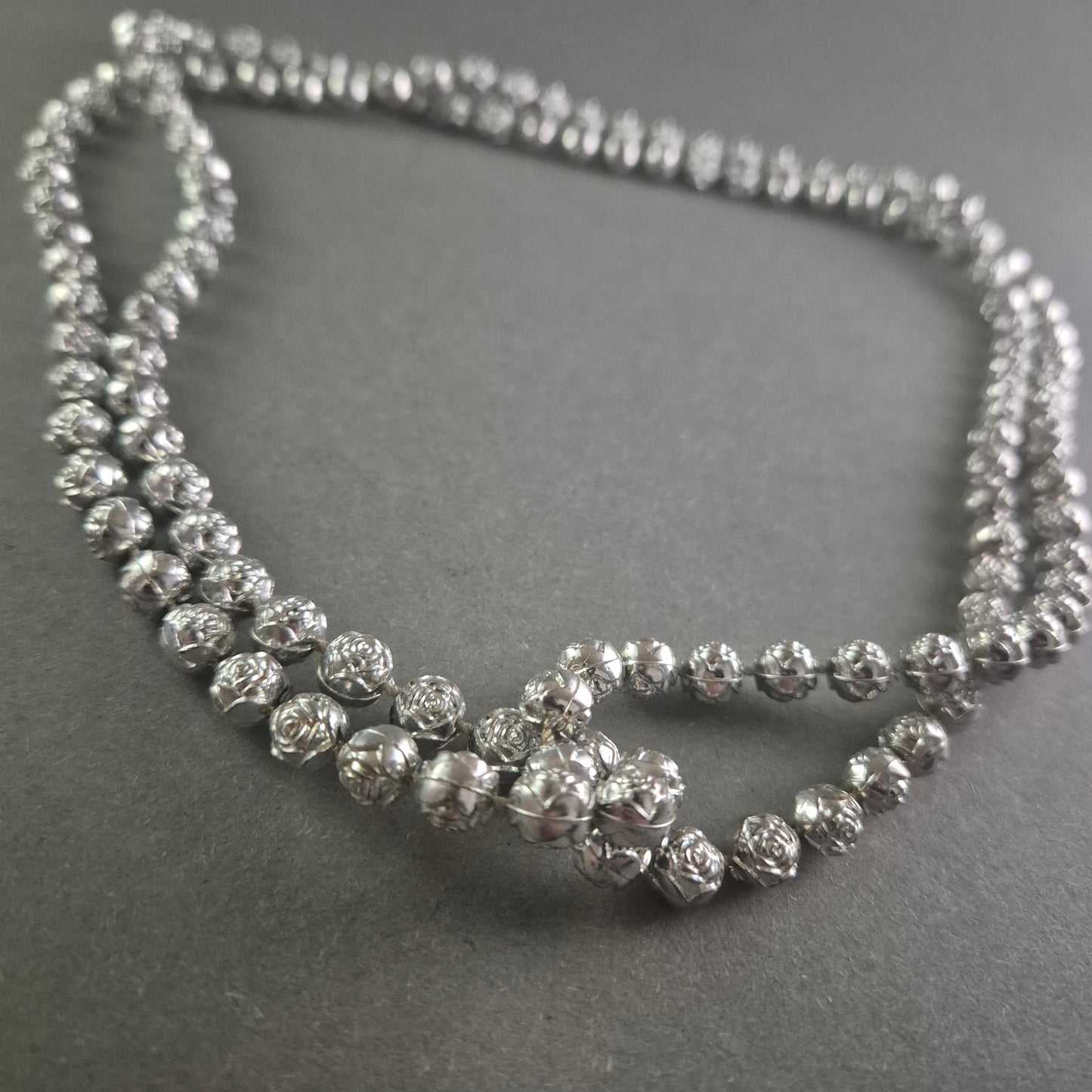 Elegante Silberkugelkette mit Rosendekor – Zeitlose Romantik