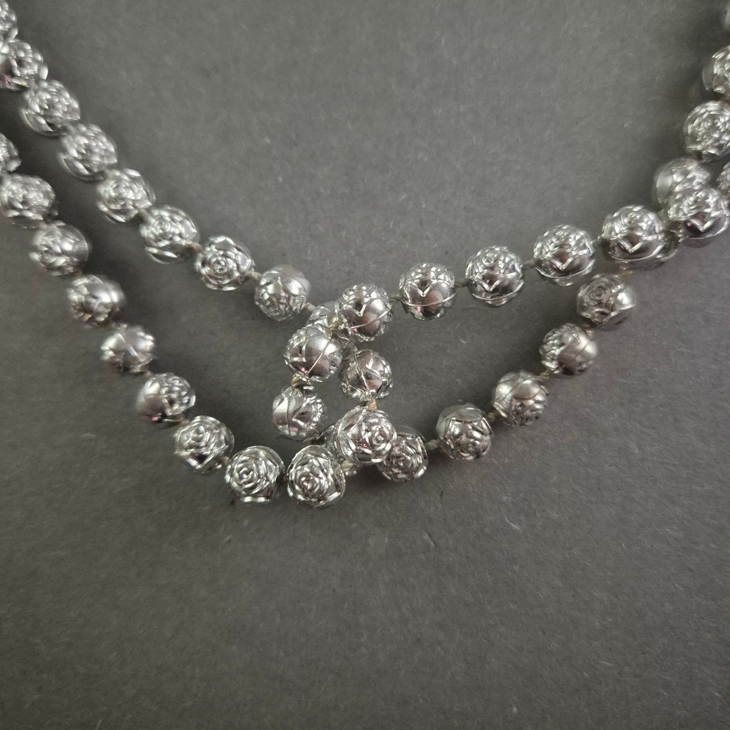 Elegante Silberkugelkette mit Rosendekor – Zeitlose Romantik