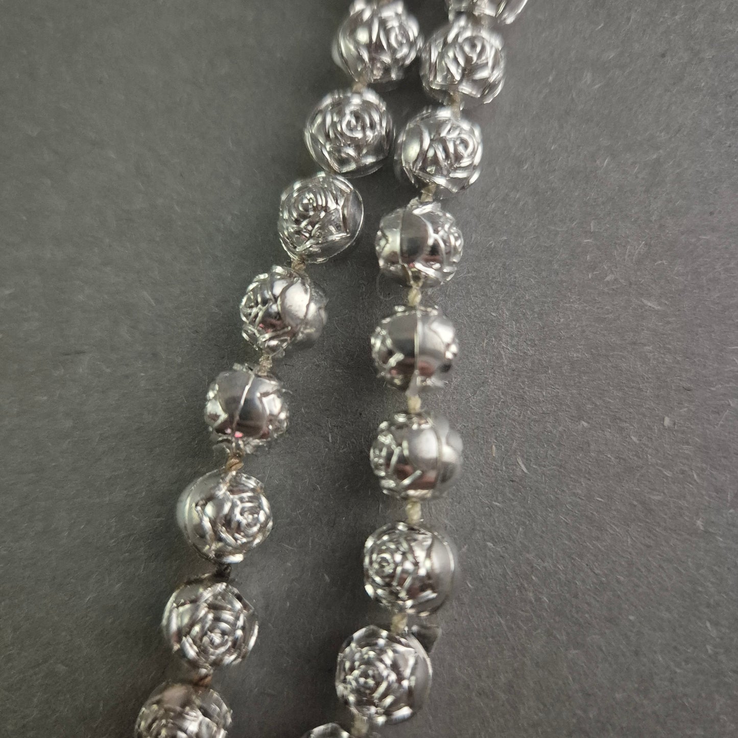 Elegante Silberkugelkette mit Rosendekor – Zeitlose Romantik