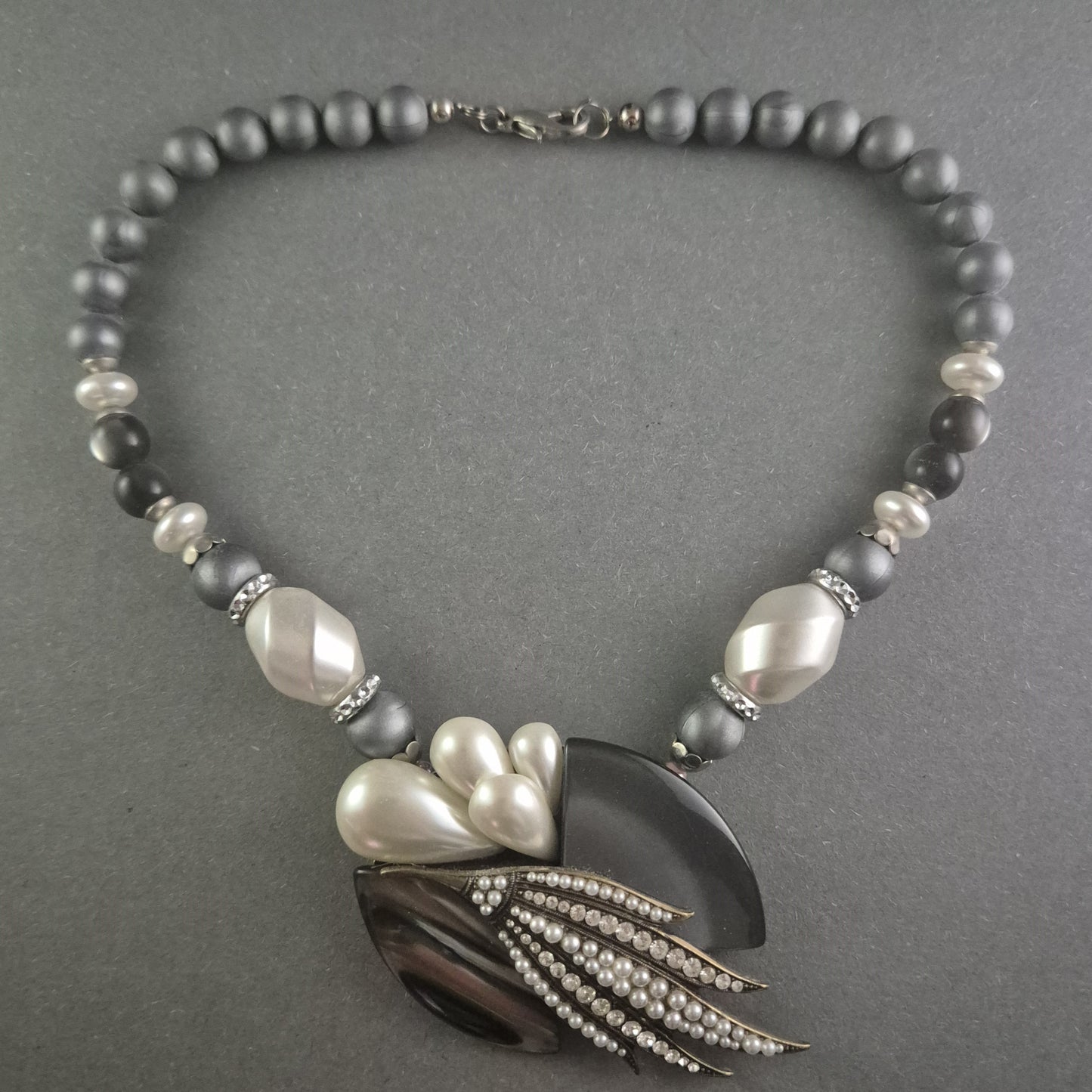 Elegante Statement-Halskette – Perlen und Strass in Schwarz und Silber