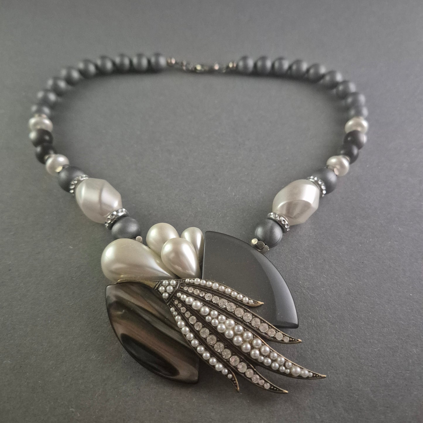 Elegante Statement-Halskette – Perlen und Strass in Schwarz und Silber