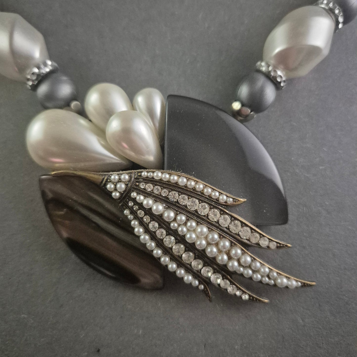 Elegante Statement-Halskette – Perlen und Strass in Schwarz und Silber