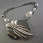 Elegante Statement-Halskette – Perlen und Strass in Schwarz und Silber