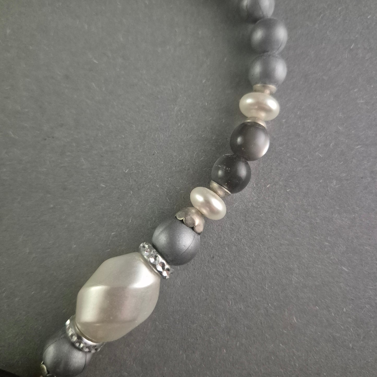 Elegante Statement-Halskette – Perlen und Strass in Schwarz und Silber