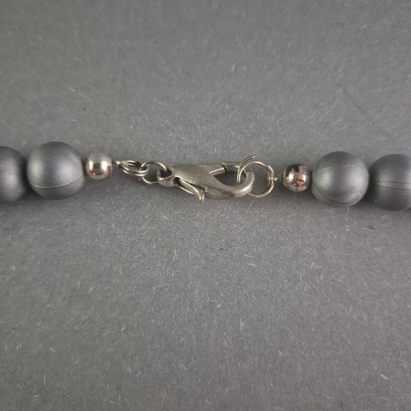 Elegante Statement-Halskette – Perlen und Strass in Schwarz und Silber