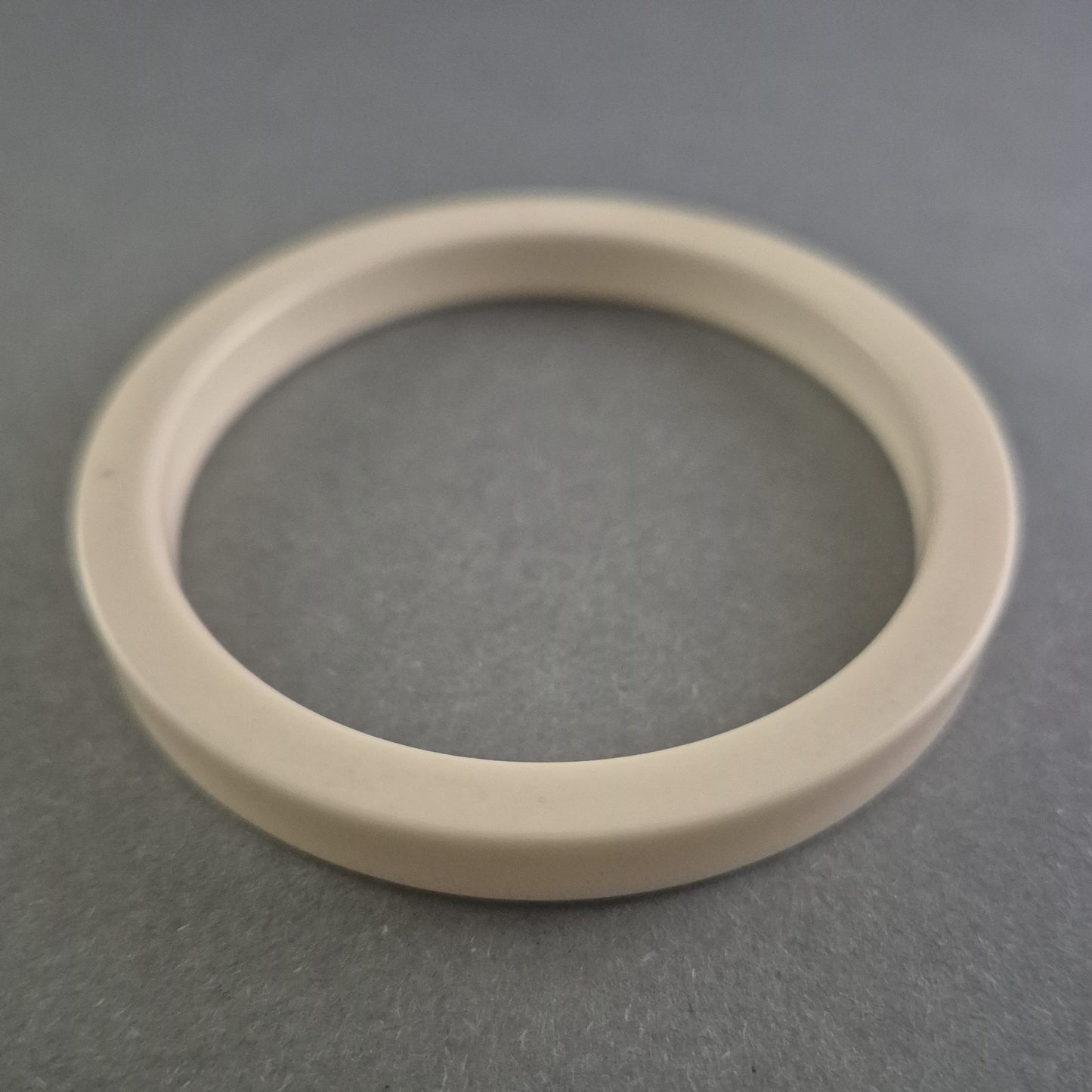 Minimalistischer Vintage-Armreif in Creme – Schlicht und Zeitlos