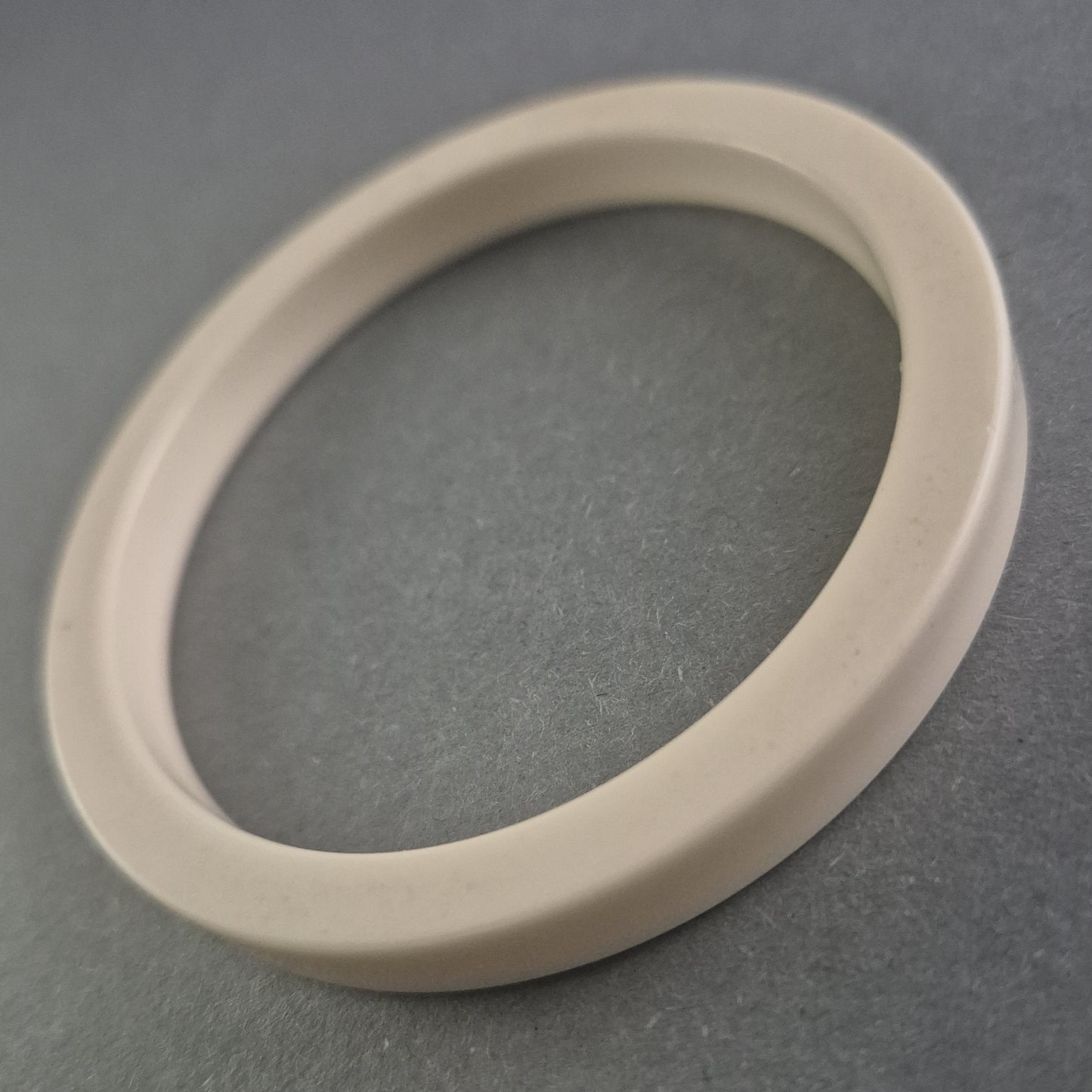 Minimalistischer Vintage-Armreif in Creme – Schlicht und Zeitlos