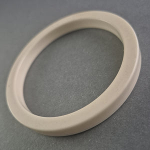Minimalistischer Vintage-Armreif in Creme – Schlicht und Zeitlos