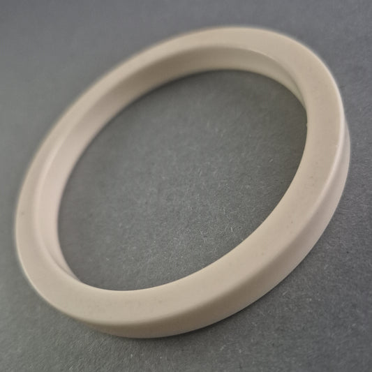 Minimalistischer Vintage-Armreif in Creme – Schlicht und Zeitlos