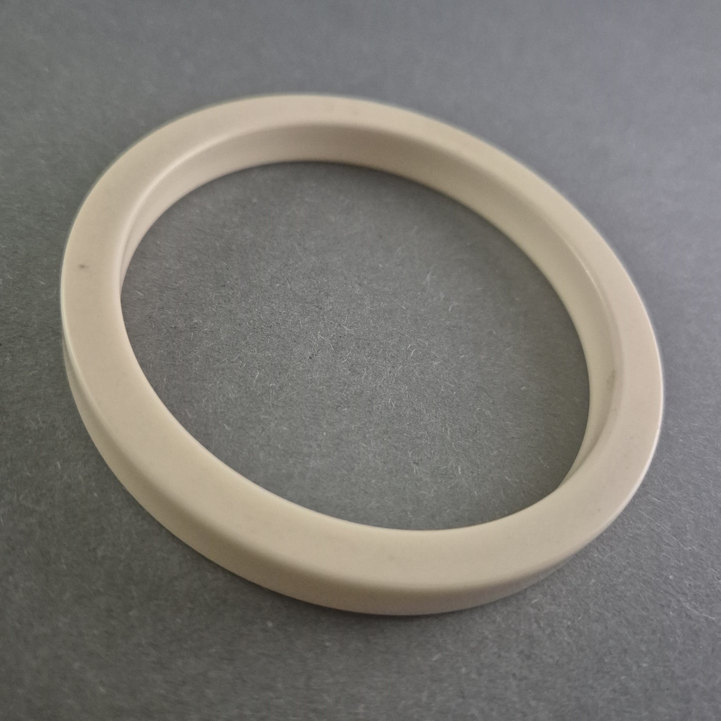 Minimalistischer Vintage-Armreif in Creme – Schlicht und Zeitlos