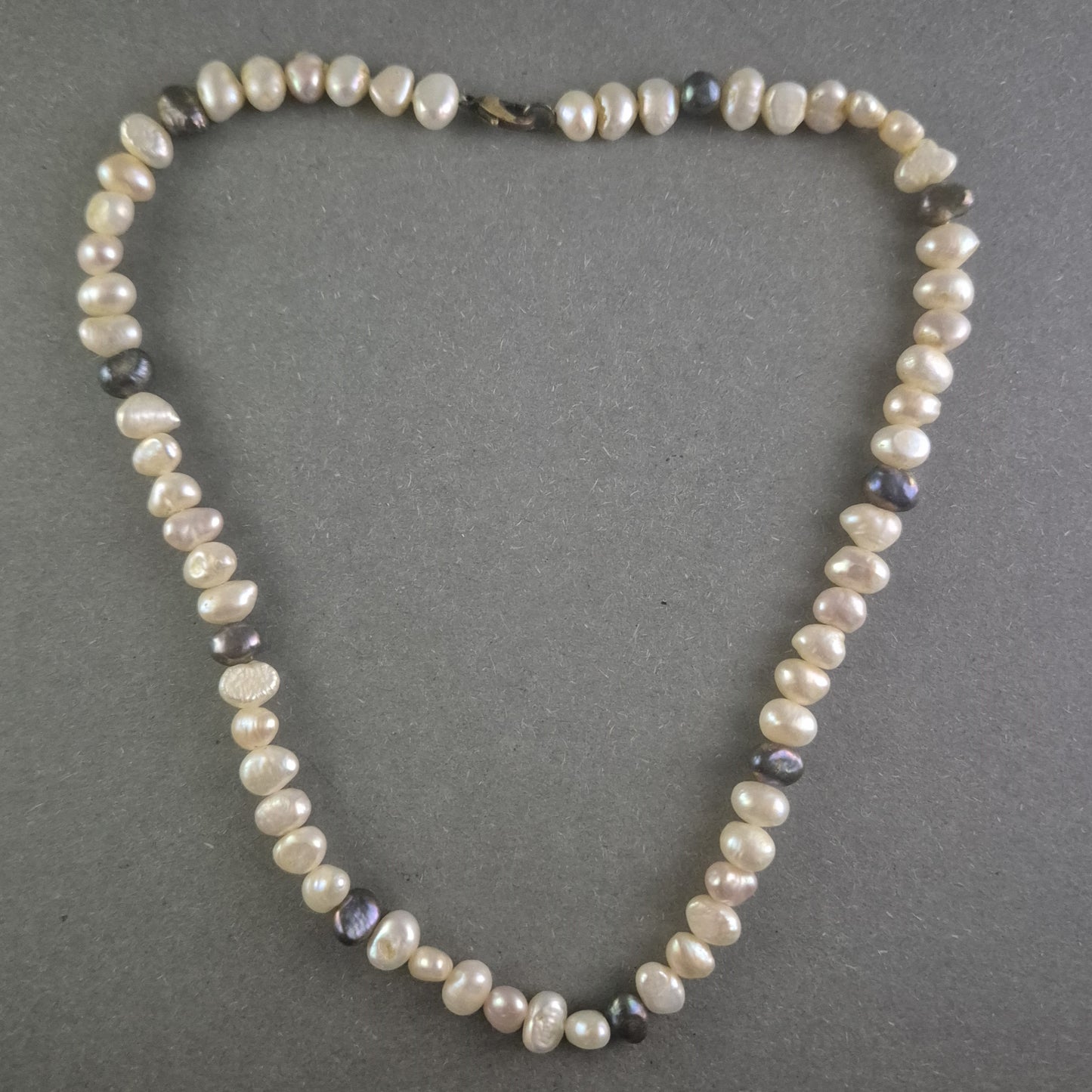 Elegante Perlenkette mit natürlichen Süßwasserperlen – Klassische Schönheit