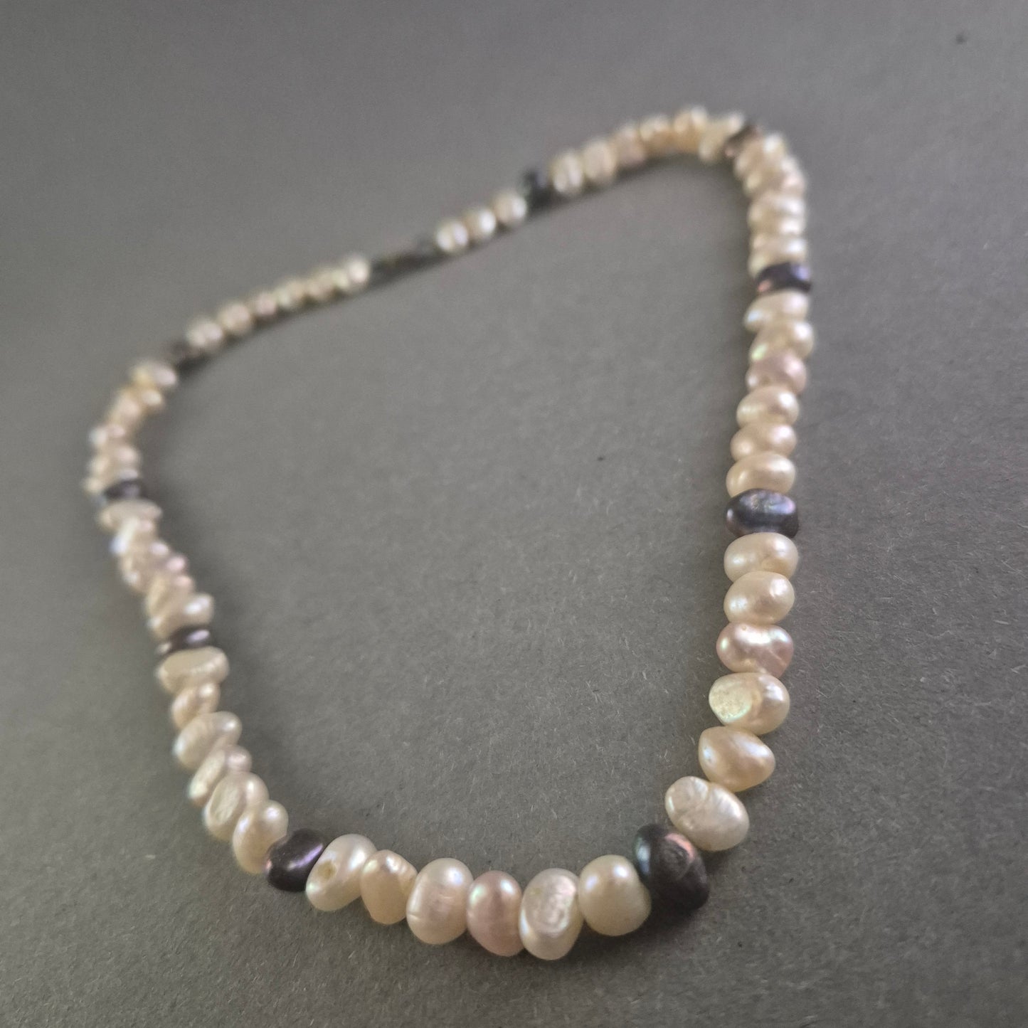 Elegante Perlenkette mit natürlichen Süßwasserperlen – Klassische Schönheit