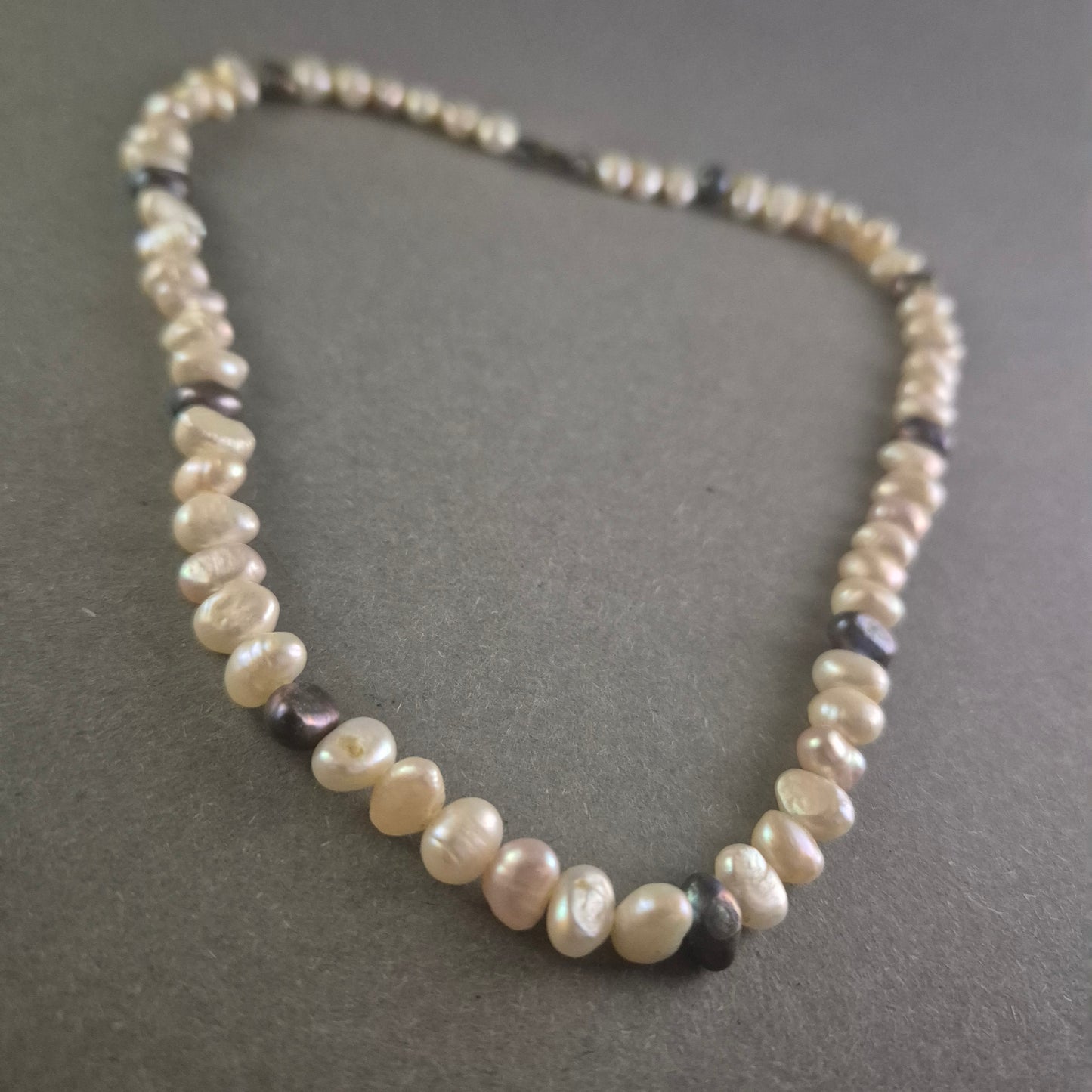 Elegante Perlenkette mit natürlichen Süßwasserperlen – Klassische Schönheit