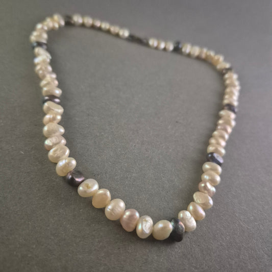 Elegante Perlenkette mit natürlichen Süßwasserperlen – Klassische Schönheit