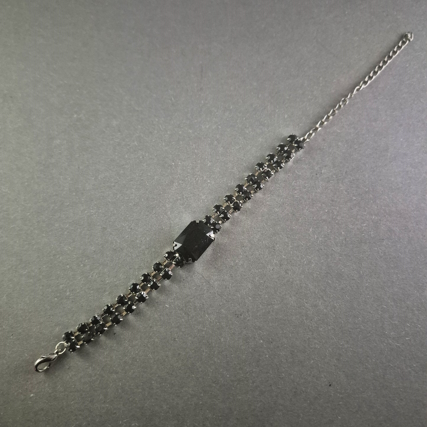 Armband mit schwarzen Strasssteinen Glamour und Stil für jeden Anlass