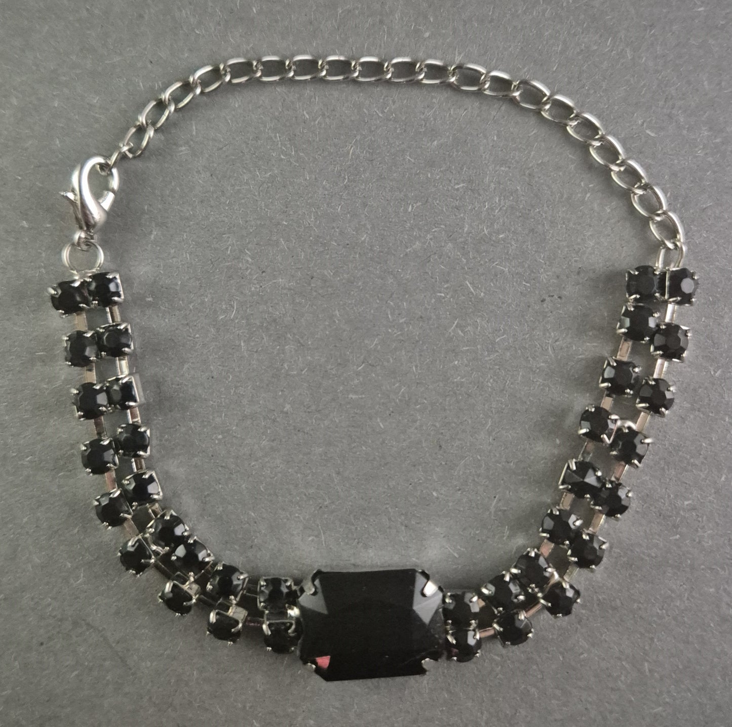 Armband mit schwarzen Strasssteinen Glamour und Stil für jeden Anlass