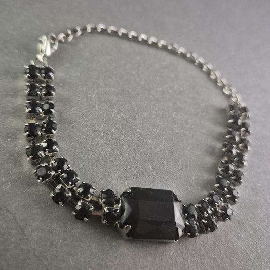 Armband mit schwarzen Strasssteinen Glamour und Stil für jeden Anlass
