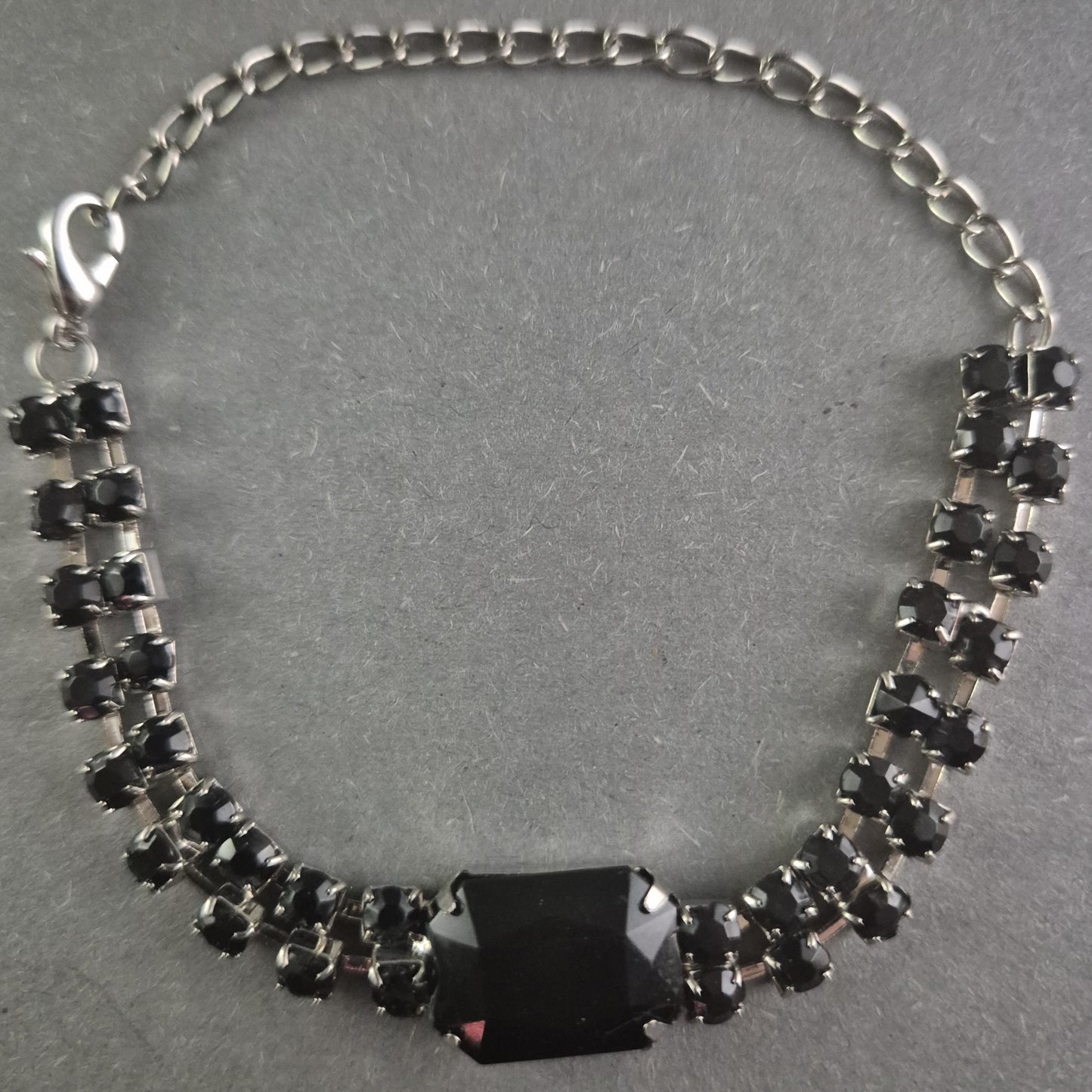 Armband mit schwarzen Strasssteinen Glamour und Stil für jeden Anlass