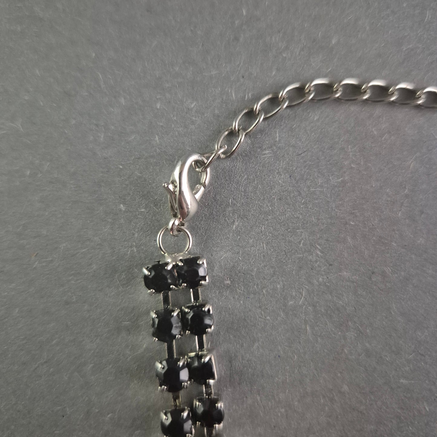 Armband mit schwarzen Strasssteinen Glamour und Stil für jeden Anlass