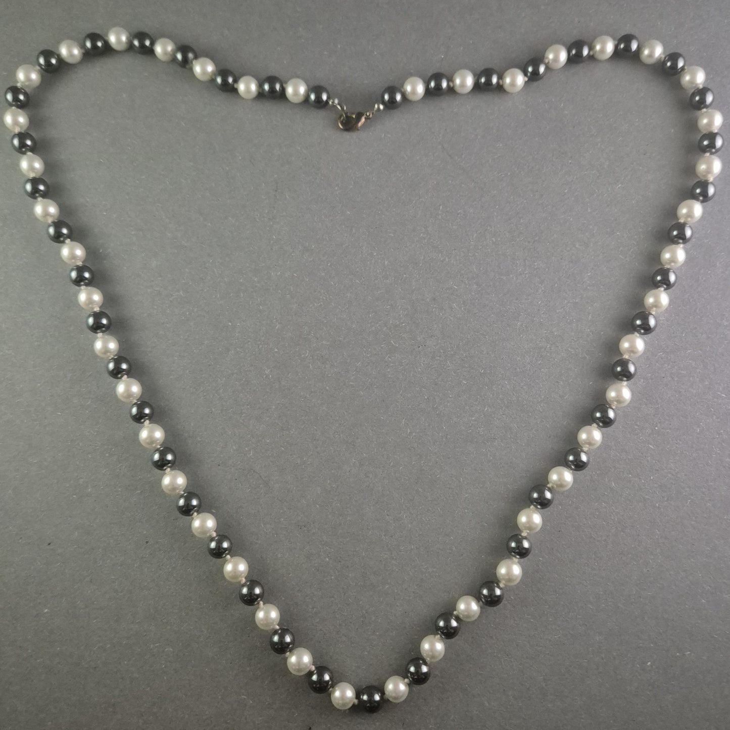 Perlenkette in Schwarz und Silber Klassische Schönheit für jeden Anlass