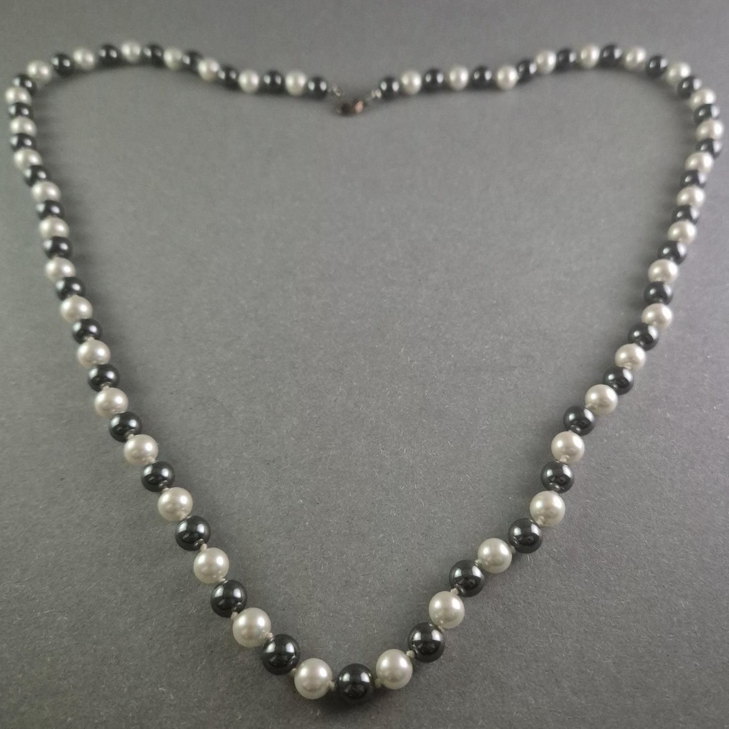 Perlenkette in Schwarz und Silber Klassische Schönheit für jeden Anlass