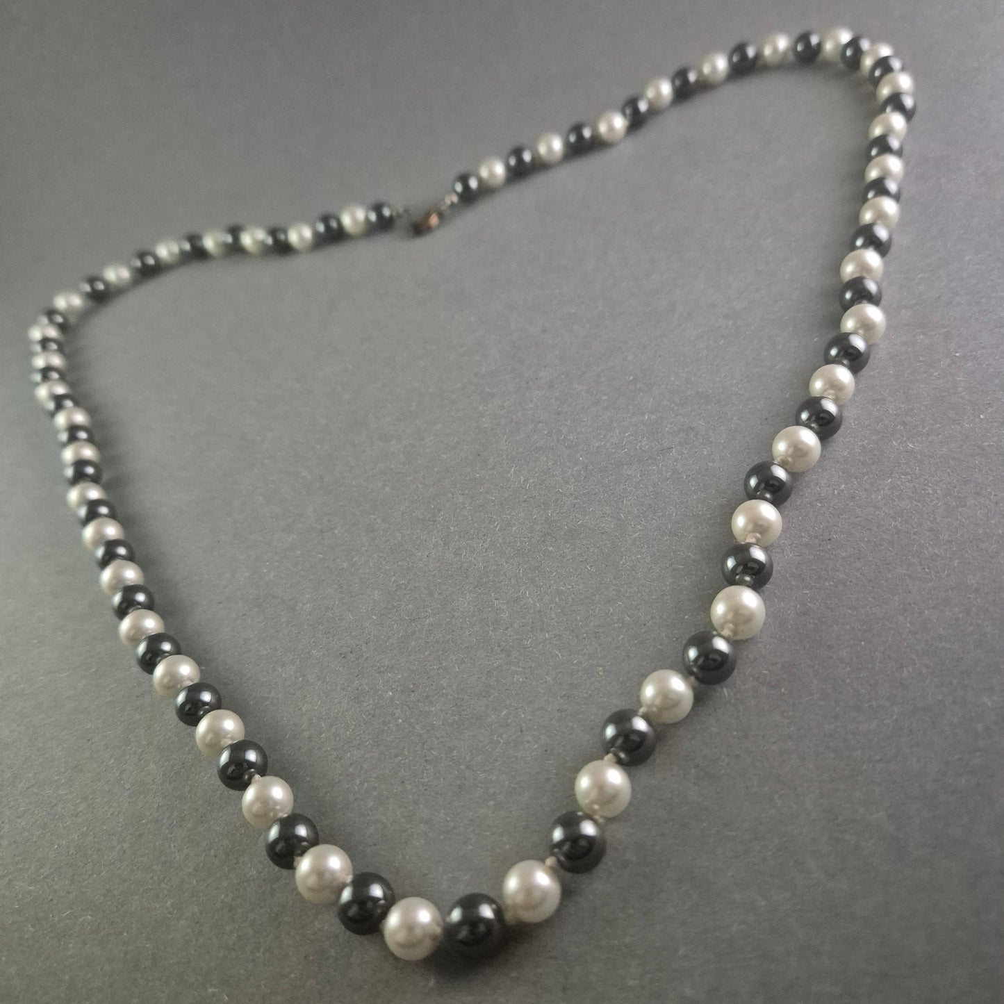 Perlenkette in Schwarz und Silber Klassische Schönheit für jeden Anlass