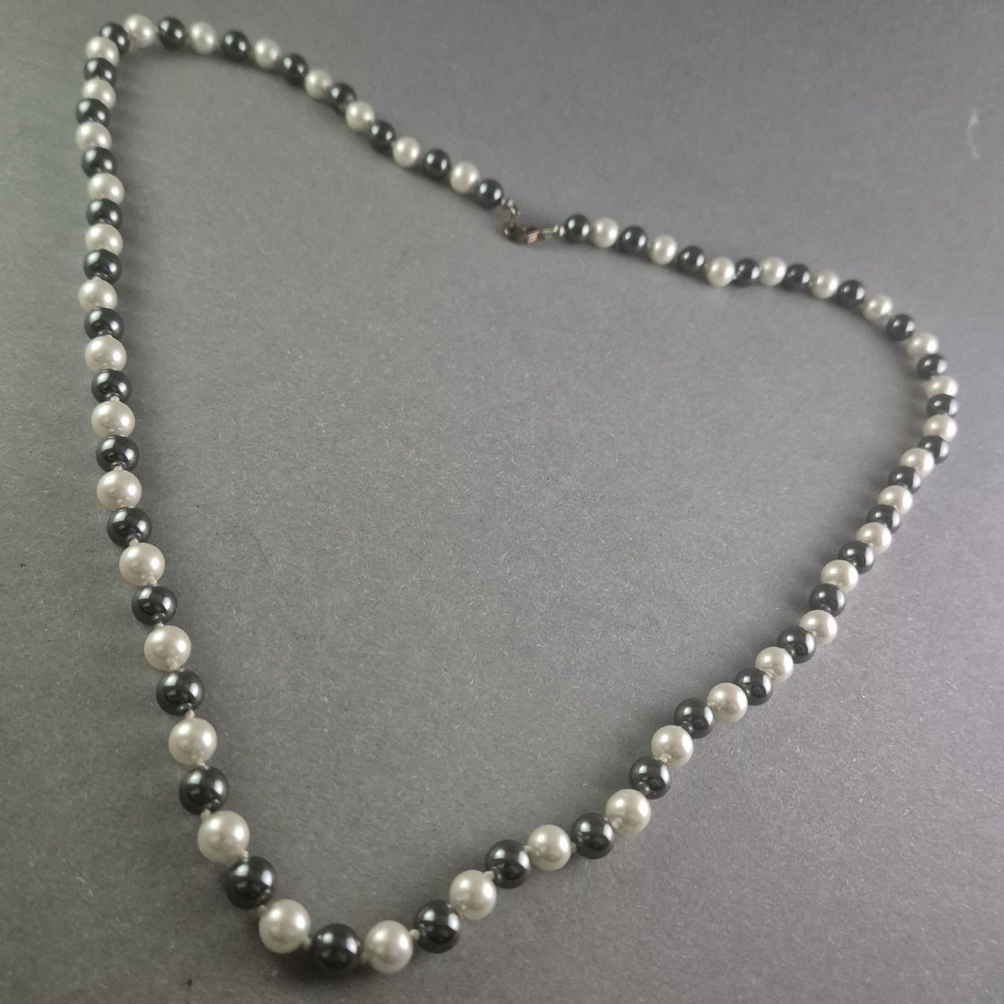 Perlenkette in Schwarz und Silber Klassische Schönheit für jeden Anlass