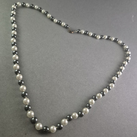 Perlenkette in Schwarz und Silber Klassische Schönheit für jeden Anlass