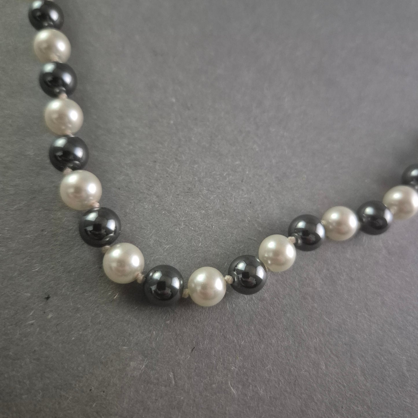 Perlenkette in Schwarz und Silber Klassische Schönheit für jeden Anlass