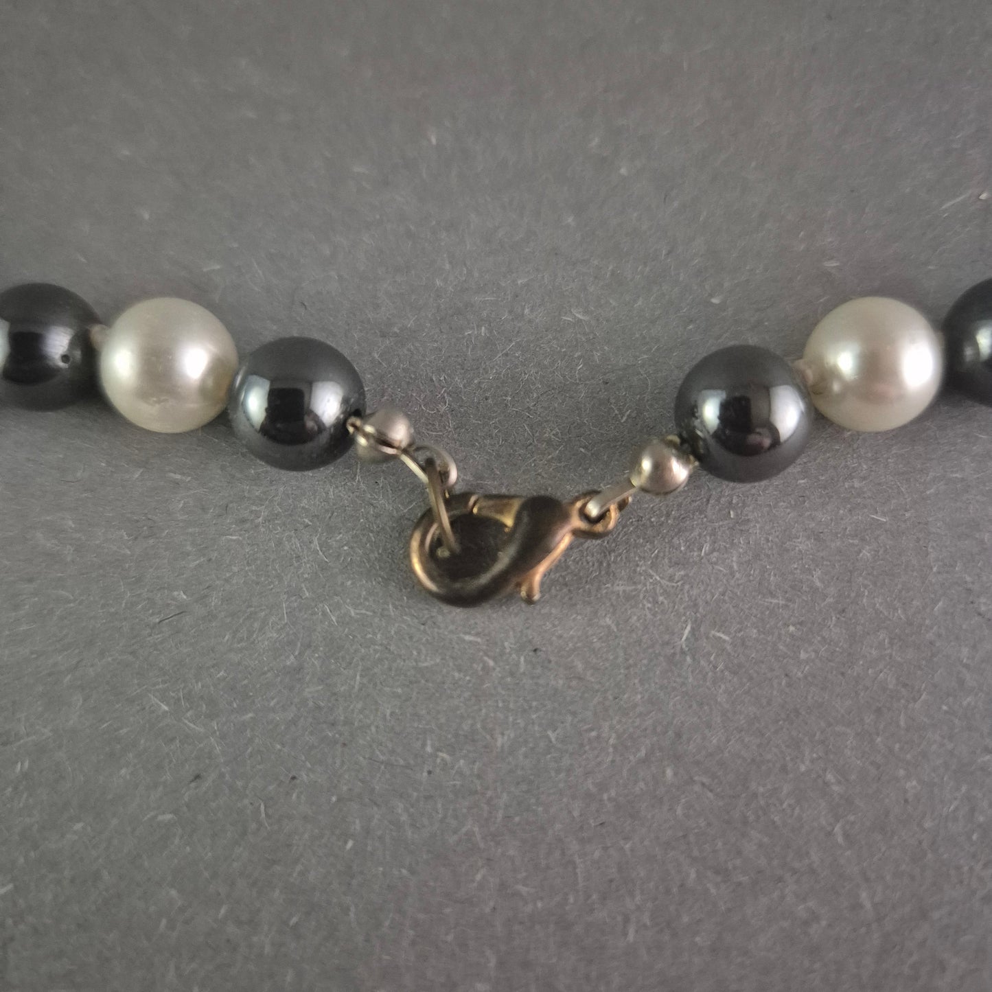 Perlenkette in Schwarz und Silber Klassische Schönheit für jeden Anlass