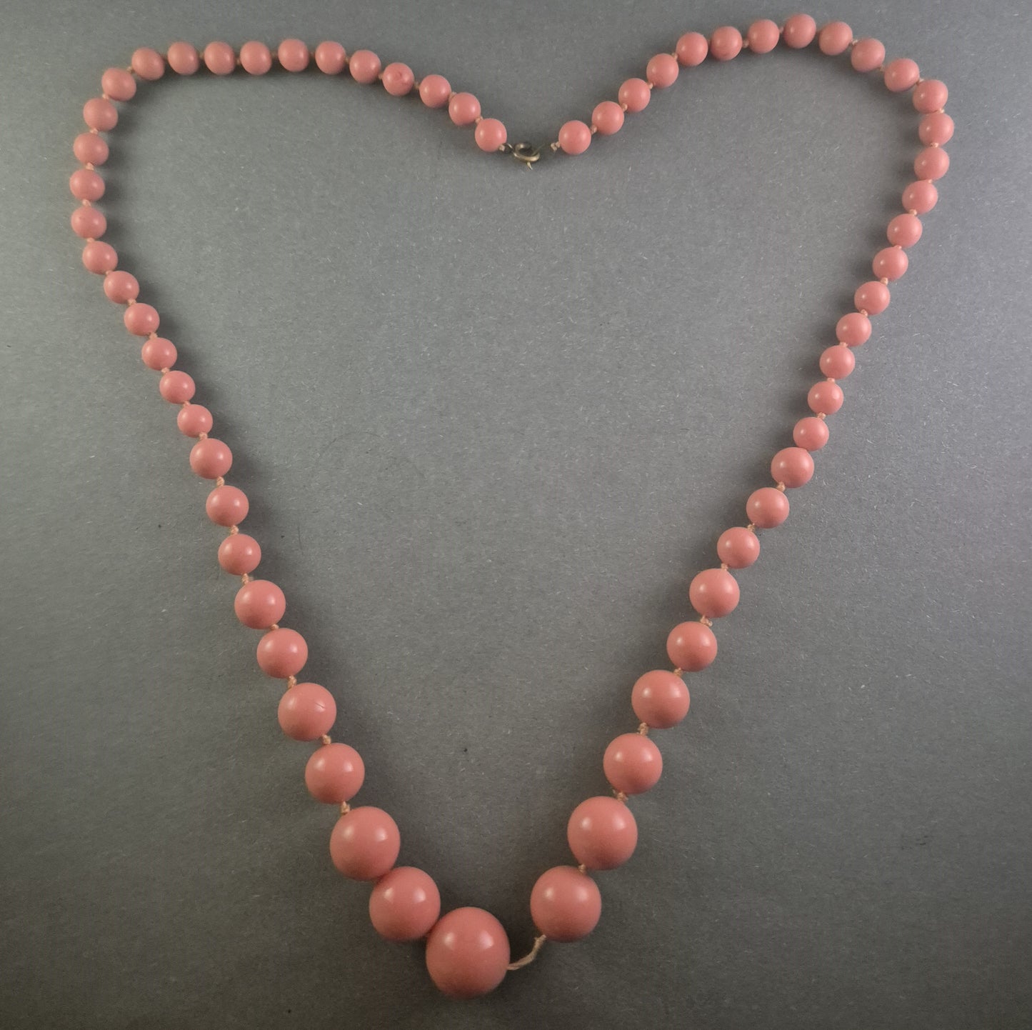 Elegante Vintage-Korallenkette – Zeitloses Schmuckstück für stilvolle Auftritte