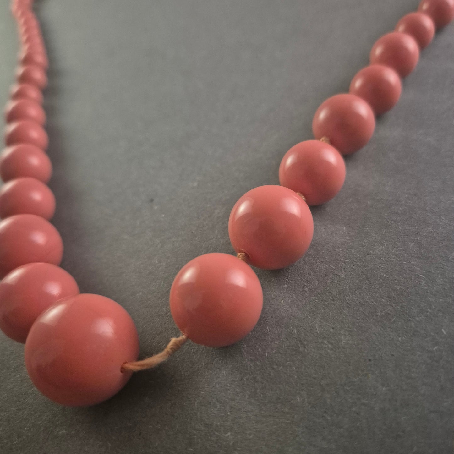 Elegante Vintage-Korallenkette – Zeitloses Schmuckstück für stilvolle Auftritte