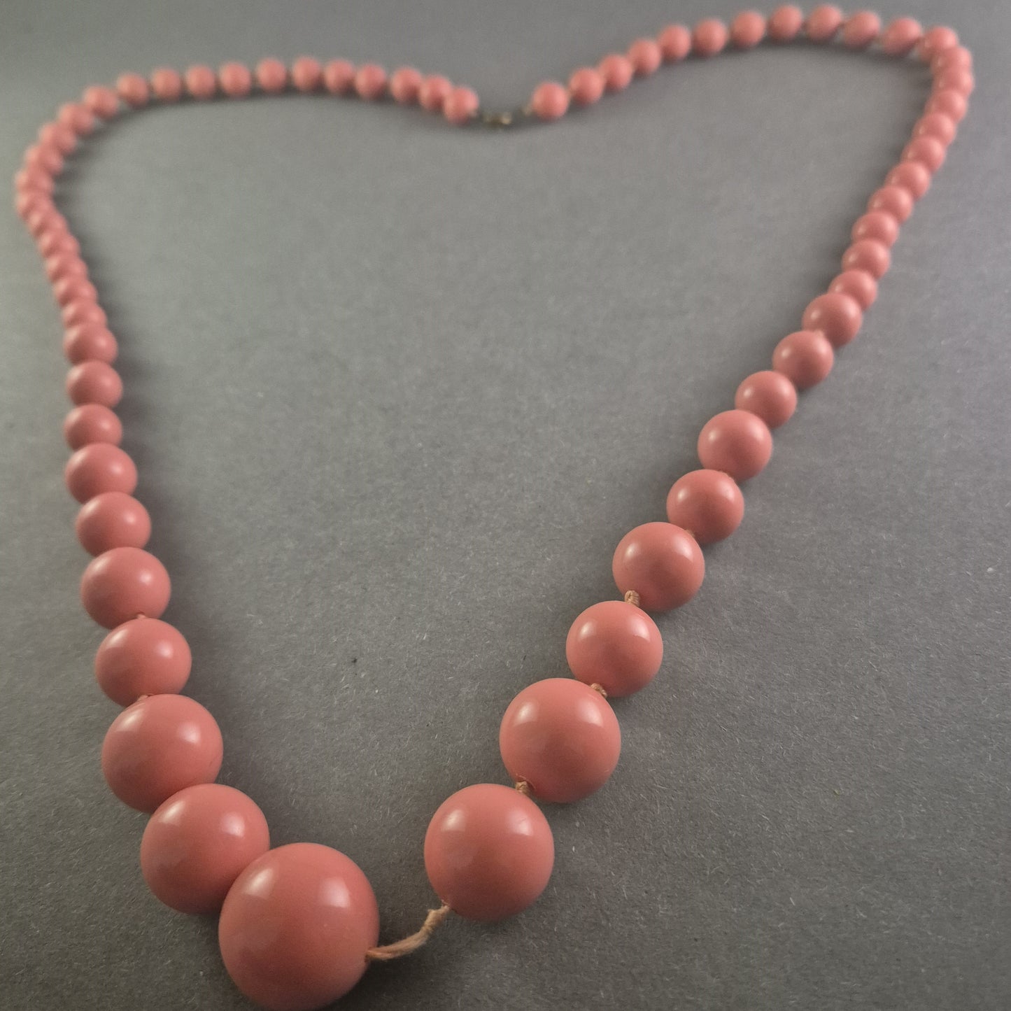 Elegante Vintage-Korallenkette – Zeitloses Schmuckstück für stilvolle Auftritte