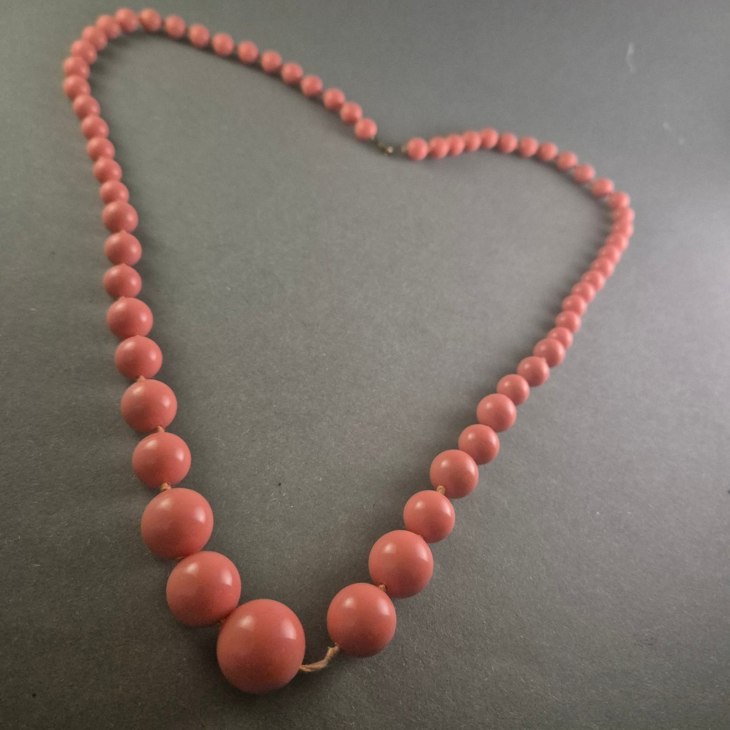 Elegante Vintage-Korallenkette – Zeitloses Schmuckstück für stilvolle Auftritte