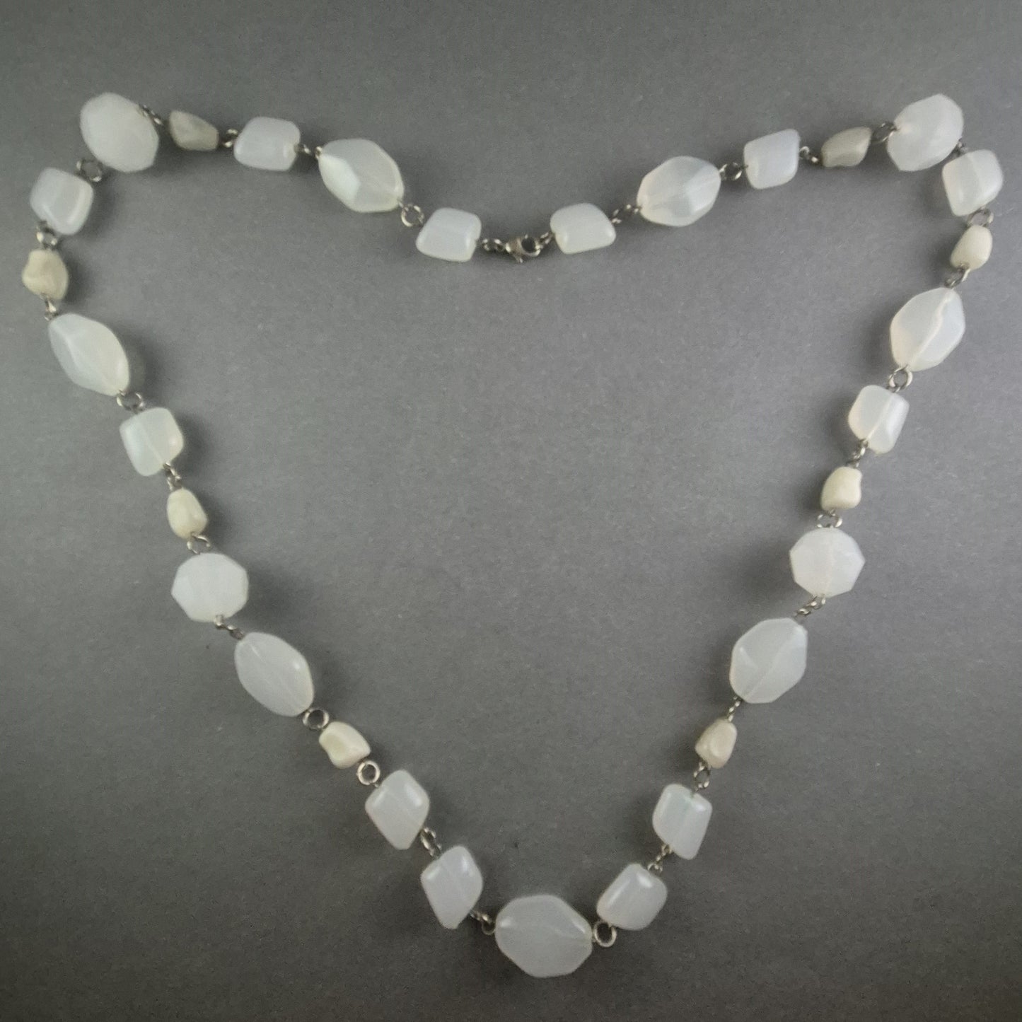 Elegante Vintage-Glasperlenkette – Zeitloses Schmuckstück in strahlendem Weiß