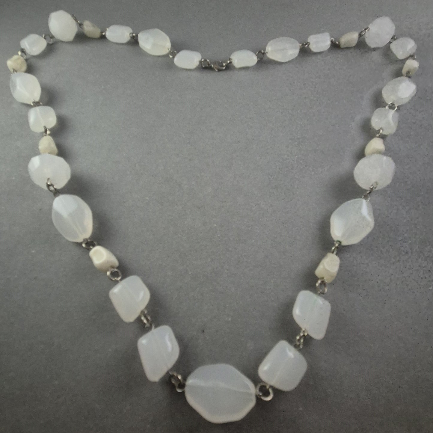 Elegante Vintage-Glasperlenkette – Zeitloses Schmuckstück in strahlendem Weiß