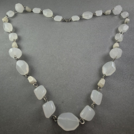 Elegante Vintage-Glasperlenkette – Zeitloses Schmuckstück in strahlendem Weiß