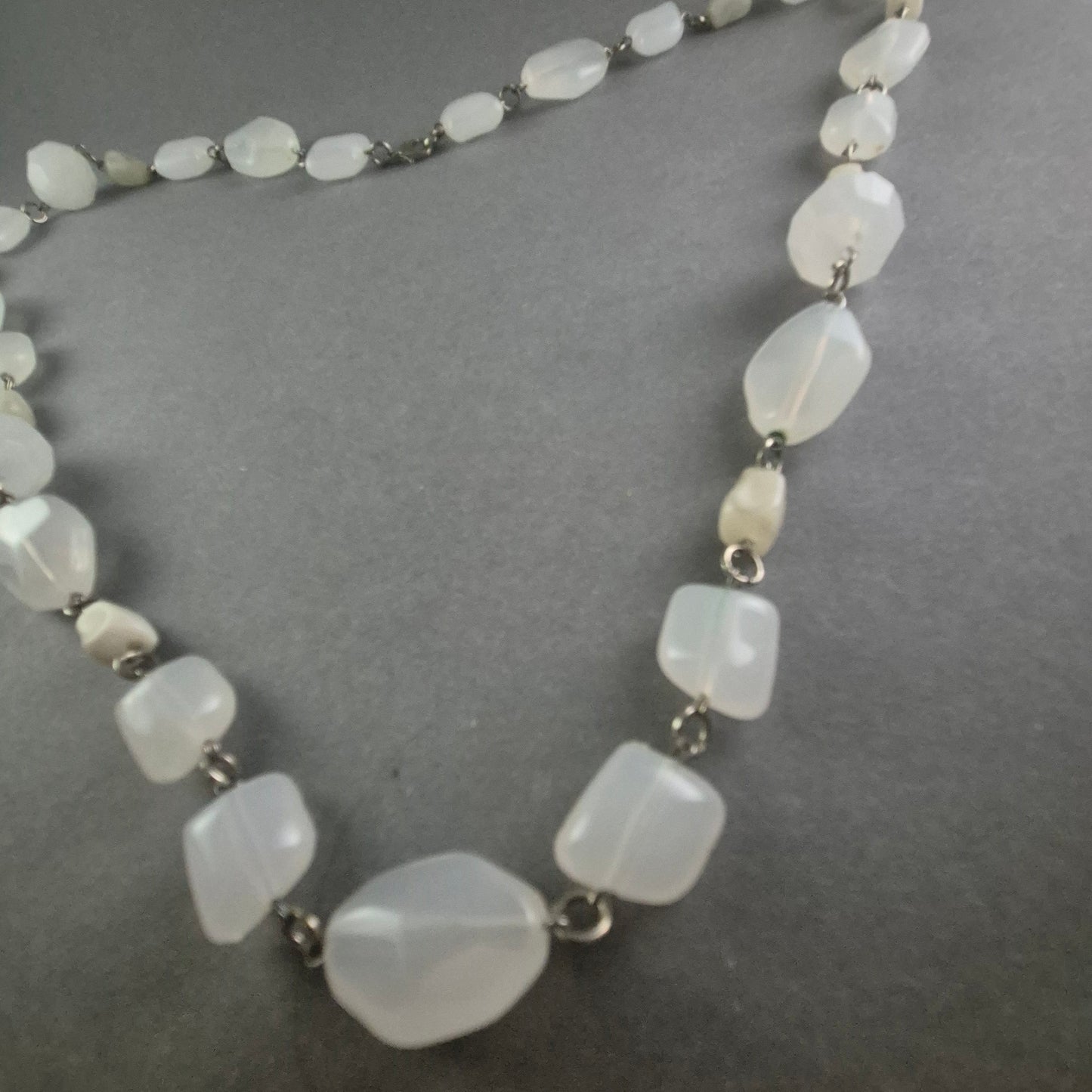 Elegante Vintage-Glasperlenkette – Zeitloses Schmuckstück in strahlendem Weiß