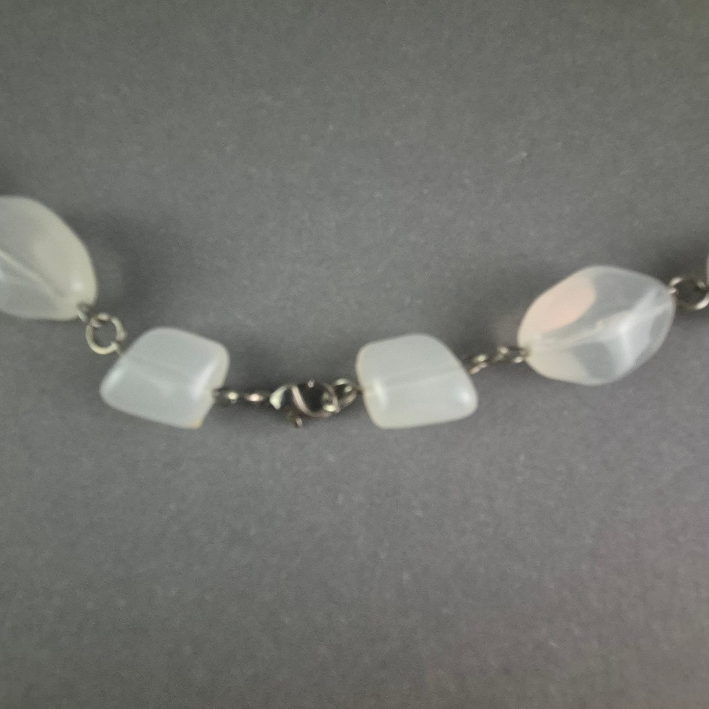 Elegante Vintage-Glasperlenkette – Zeitloses Schmuckstück in strahlendem Weiß