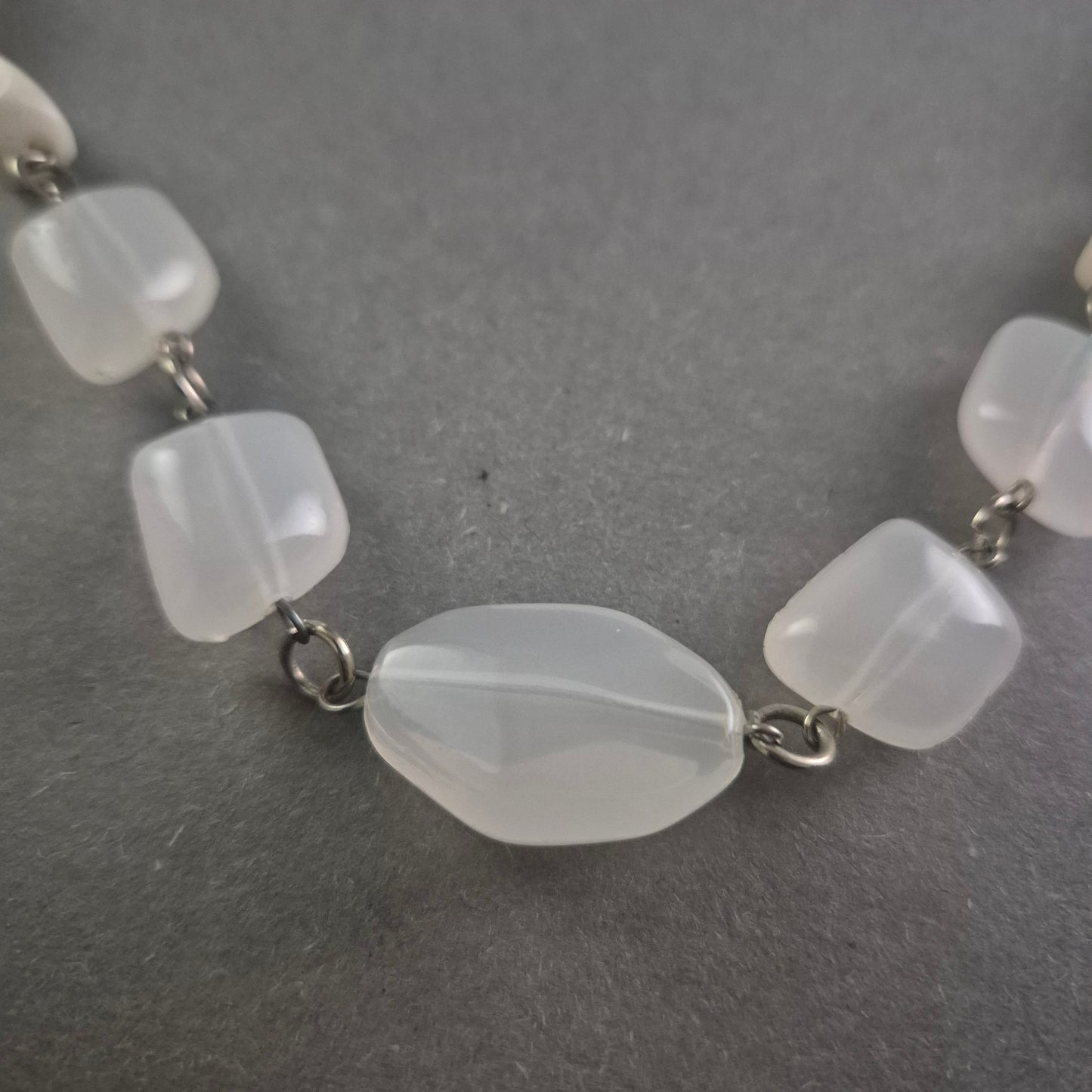 Elegante Vintage-Glasperlenkette – Zeitloses Schmuckstück in strahlendem Weiß