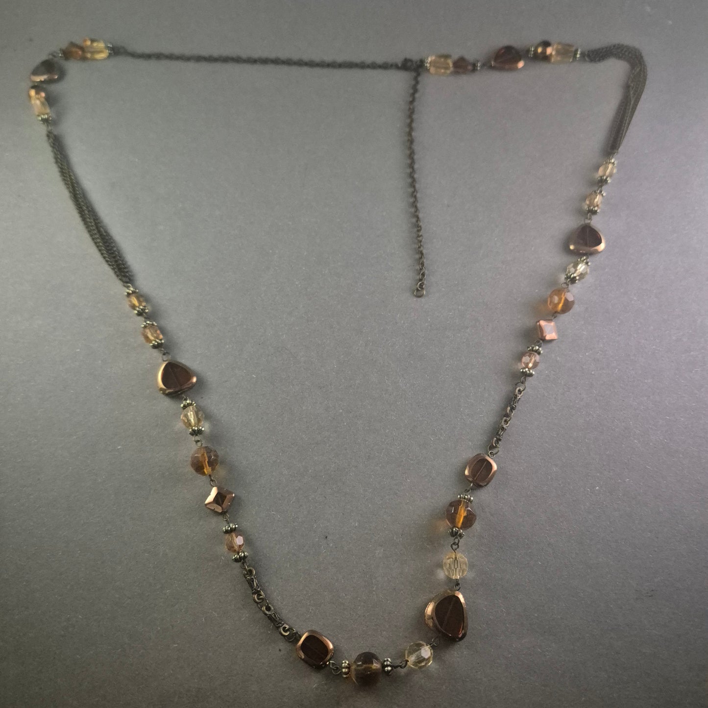 Elegante Vintage-Glasperlenkette in warmen Bernstein- und Bronzetönen