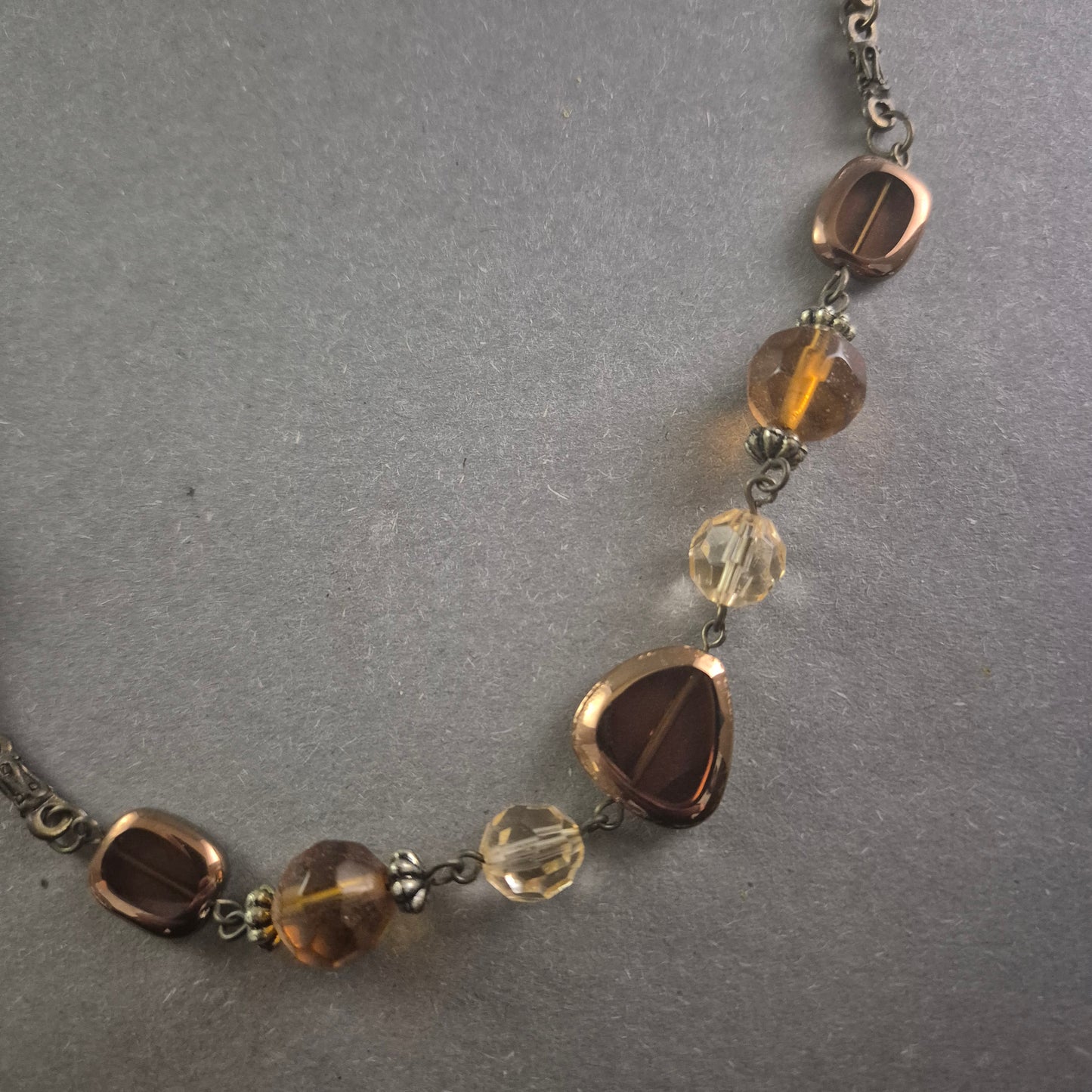 Elegante Vintage-Glasperlenkette in warmen Bernstein- und Bronzetönen
