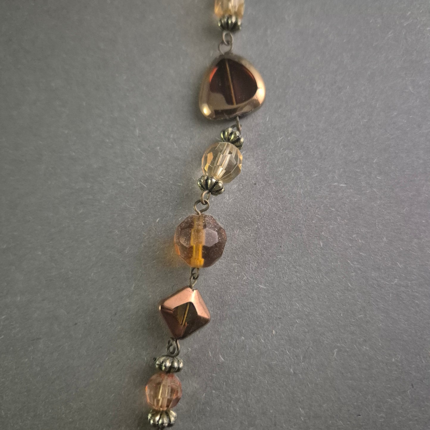 Elegante Vintage-Glasperlenkette in warmen Bernstein- und Bronzetönen