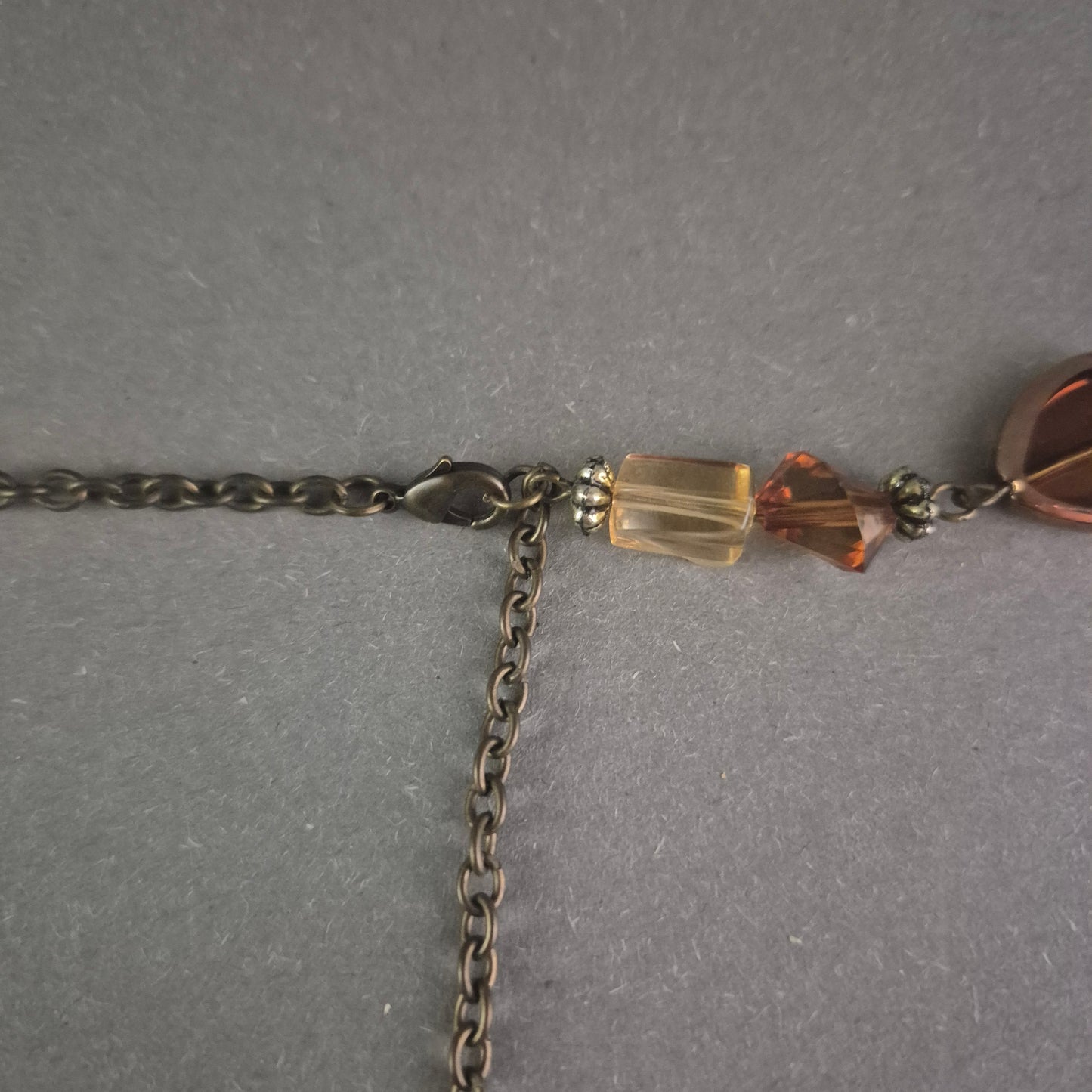 Elegante Vintage-Glasperlenkette in warmen Bernstein- und Bronzetönen