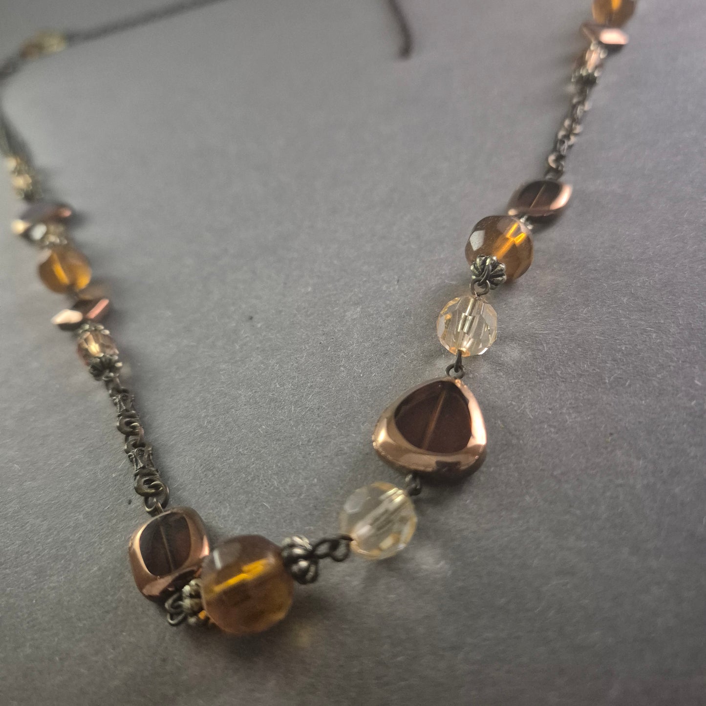 Elegante Vintage-Glasperlenkette in warmen Bernstein- und Bronzetönen