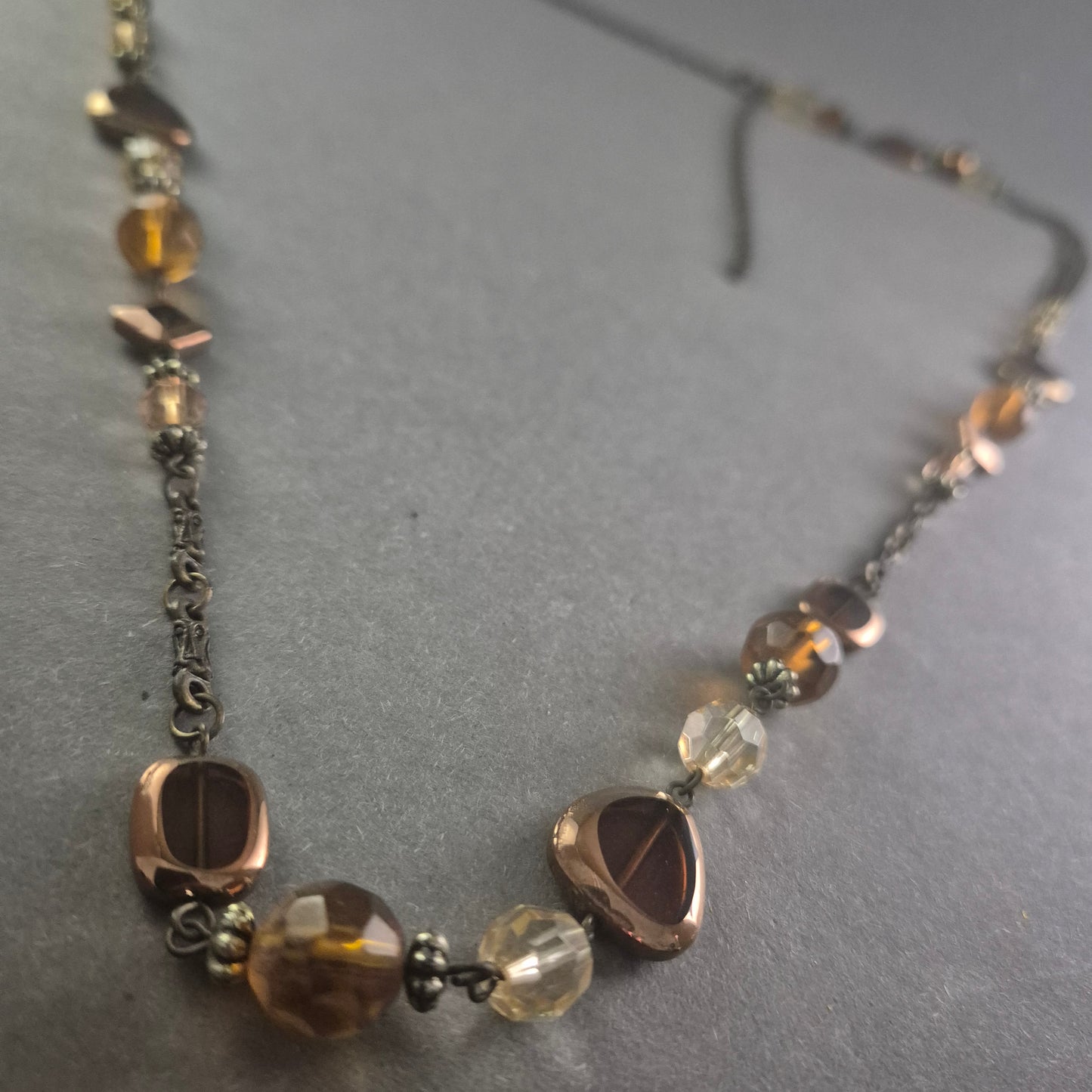 Elegante Vintage-Glasperlenkette in warmen Bernstein- und Bronzetönen