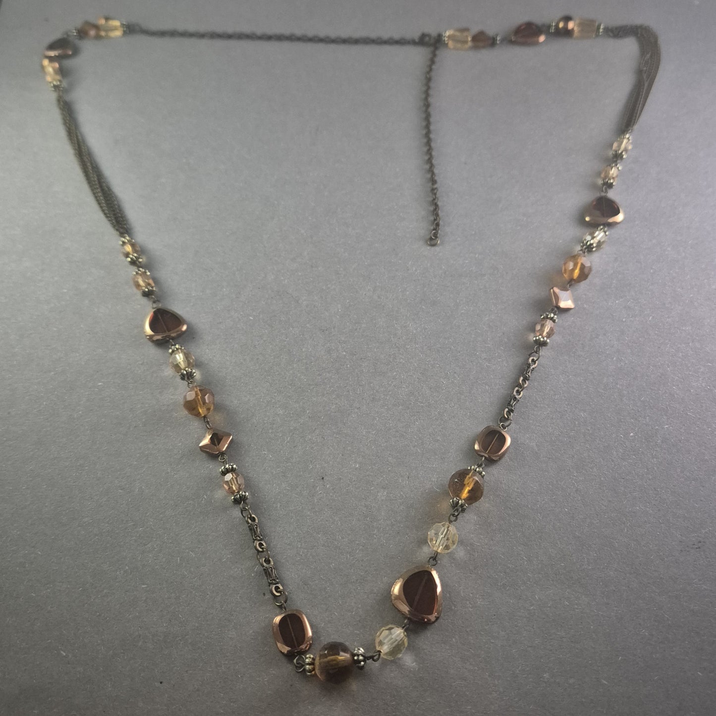 Elegante Vintage-Glasperlenkette in warmen Bernstein- und Bronzetönen